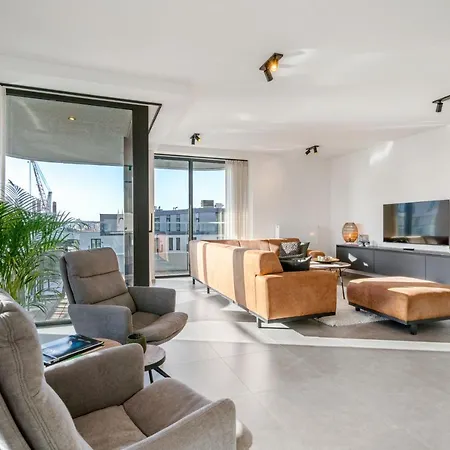 Ensor Tower - Adembenemend App In Trendy Stadswijk